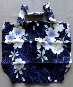 Japansk bæredygtig taske med store hvide blomster