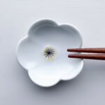Hvid blomst spisepindeholder