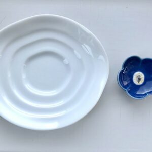 Hvid soyaskål og blå spisepindeholder