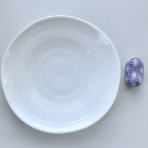 Hvid soyaskål og lilla spisepindeholder