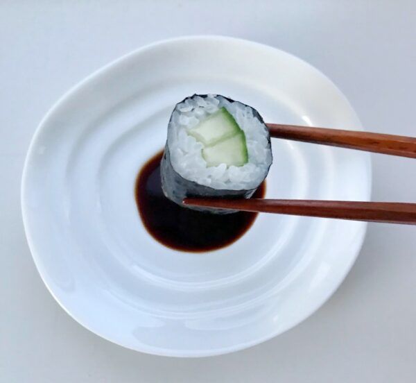 Hvid soyaskål med sushi