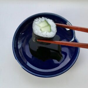 Mørkeblå soyaskål og sushi