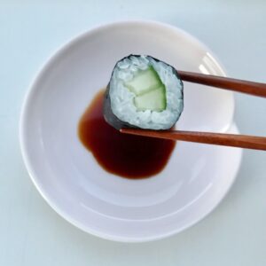 Ros soyaskål og sushi