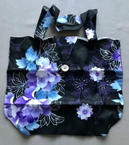 Japansk bæredygtig taske med blå og lilla blomster