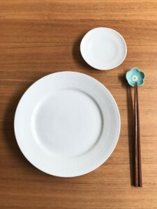 Hvid soyaskål og turkis spisepindeholder