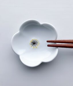 Hvid blomst spisepindeholder